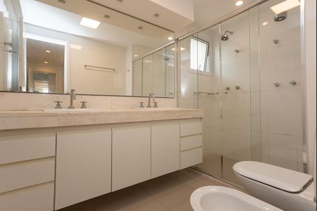 Apartamento para alugar com 241m², 4 quartos e 3 vagasBanheiro do quarto 2