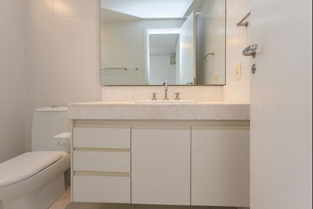 Apartamento para alugar com 241m², 4 quartos e 3 vagasBanheiro do quarto 3 Suíte