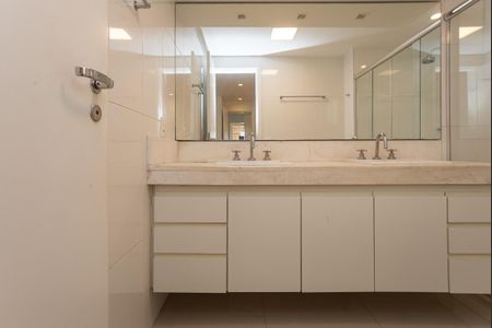 Apartamento para alugar com 241m², 4 quartos e 3 vagasBanheiro do quarto 2