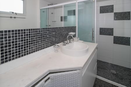 Apartamento para alugar com 190m², 3 quartos e 3 vagas Apartamento para alugar com 190m², 3 quartos e 3 vagasBanheiro da Suíte 1