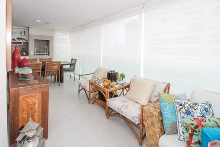 Apartamento para alugar com 190m², 3 quartos e 3 vagas Apartamento para alugar com 190m², 3 quartos e 3 vagasVaranda