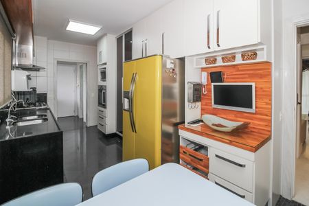 Apartamento para alugar com 190m², 3 quartos e 3 vagas Apartamento para alugar com 190m², 3 quartos e 3 vagasCozinha