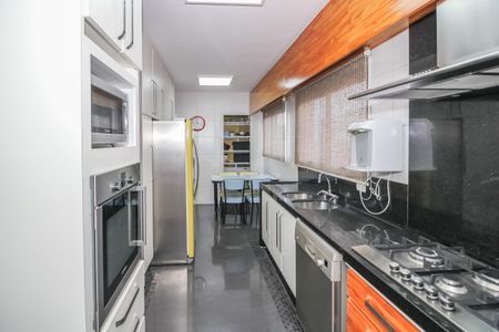 Apartamento para alugar com 190m², 3 quartos e 3 vagas Apartamento para alugar com 190m², 3 quartos e 3 vagasCozinha