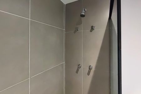 Banheiro de kitnet/studio à venda com 1 quarto, 15m² em Pinheiros, São Paulo