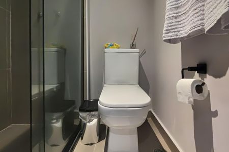 Banheiro de kitnet/studio à venda com 1 quarto, 15m² em Pinheiros, São Paulo