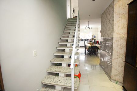 Casa à venda com 222m², 3 quartos e 4 vagasEscada