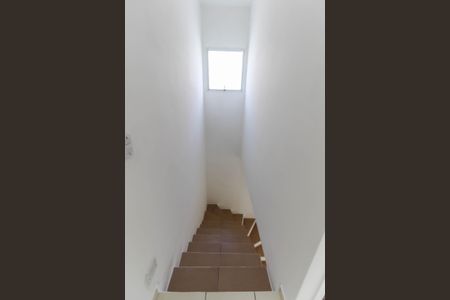 Casa de condomínio para alugar com 80m², 2 quartos e 1 vagaEscada