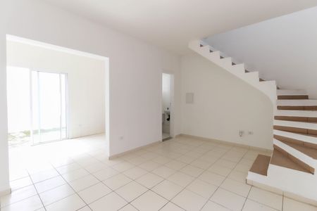 Sala de casa de condomínio para alugar com 2 quartos, 80m² em Jardim Miray, Itaquaquecetuba