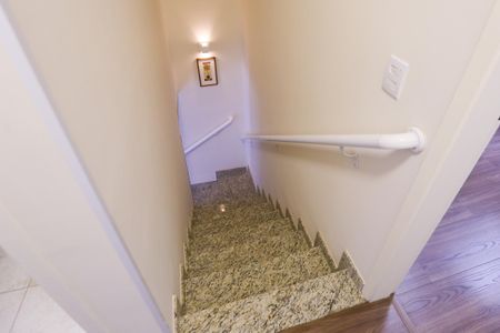 Casa de condomínio para alugar com 71m², 2 quartos e 2 vagasEscada