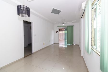 Sala de casa para alugar com 3 quartos, 120m² em Bangu, Rio de Janeiro
