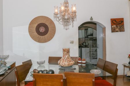 Casa à venda com 300m², 4 quartos e 2 vagas Casa à venda com 300m², 4 quartos e 2 vagasSala