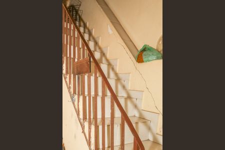 Casa à venda com 300m², 4 quartos e 2 vagas Casa à venda com 300m², 4 quartos e 2 vagasEscada para o Quintal