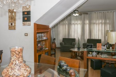 Casa à venda com 300m², 4 quartos e 2 vagas Casa à venda com 300m², 4 quartos e 2 vagasSala