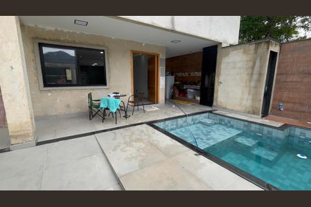 Casa de condomínio à venda com 232m², 4 quartos e 1 vaga Casa de condomínio à venda com 232m², 4 quartos e 1 vagaÁrea externa