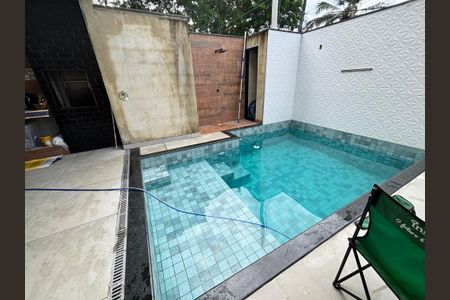 Casa de condomínio à venda com 232m², 4 quartos e 1 vaga Casa de condomínio à venda com 232m², 4 quartos e 1 vagaÁrea externa