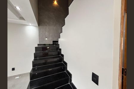 Casa de condomínio à venda com 232m², 4 quartos e 1 vaga Casa de condomínio à venda com 232m², 4 quartos e 1 vagaEscada