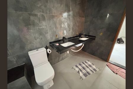 Casa de condomínio à venda com 232m², 4 quartos e 1 vaga Casa de condomínio à venda com 232m², 4 quartos e 1 vagaBanheiro do Quarto 2