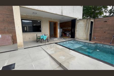 Casa de condomínio à venda com 232m², 4 quartos e 1 vaga Casa de condomínio à venda com 232m², 4 quartos e 1 vagaÁrea externa