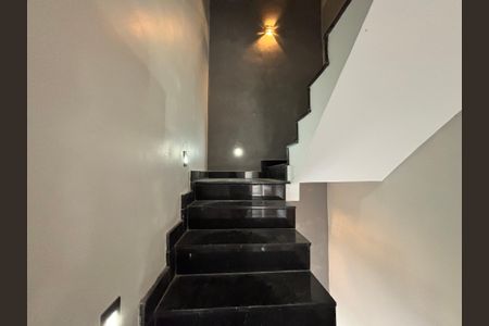 Casa de condomínio à venda com 232m², 4 quartos e 1 vaga Casa de condomínio à venda com 232m², 4 quartos e 1 vagaEscada