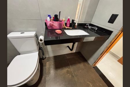 Casa de condomínio à venda com 232m², 4 quartos e 1 vaga Casa de condomínio à venda com 232m², 4 quartos e 1 vagaBanheiro do Quarto 1