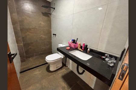 Casa de condomínio à venda com 232m², 4 quartos e 1 vaga Casa de condomínio à venda com 232m², 4 quartos e 1 vagaBanheiro do Quarto 1