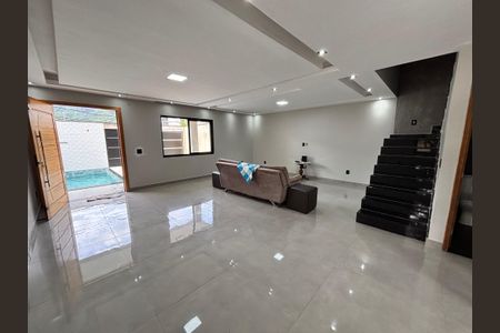 Sala de casa de condomínio para alugar com 4 quartos, 232m² em Vargem Pequena, Rio de Janeiro