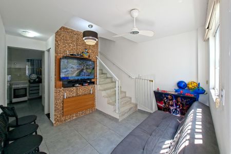 Sala de casa de condomínio para alugar com 2 quartos, 70m² em Maracanã, Praia Grande