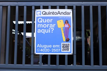 Casa à venda com 326m², 4 quartos e 5 vagasPlaca instalada no portão do imóvel - Código da placa: YEQA-475