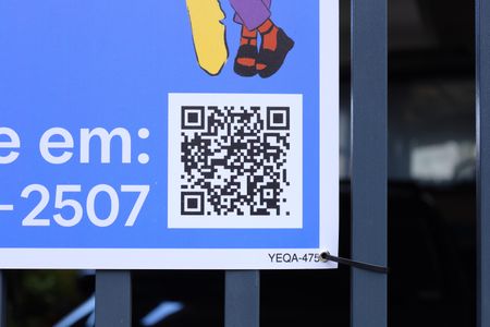 Casa à venda com 326m², 4 quartos e 5 vagasPlaca instalada no portão do imóvel - Código da placa: YEQA-475