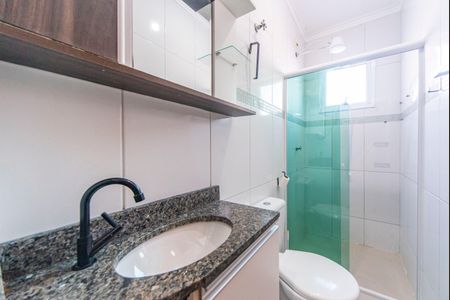 Banheiro  de apartamento para alugar com 2 quartos, 51m² em Vila Luzita, Santo André