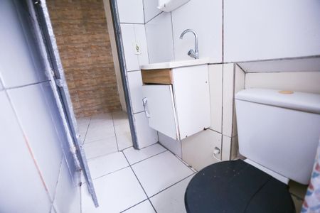 Banheiro de casa para alugar com 1 quarto, 70m² em Vila Fanton, São Paulo