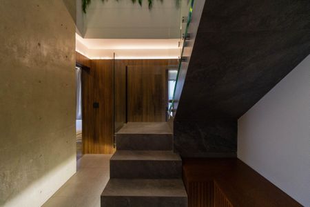 Apartamento à venda com 160m², 3 quartos e 3 vagas Apartamento à venda com 160m², 3 quartos e 3 vagasEscada