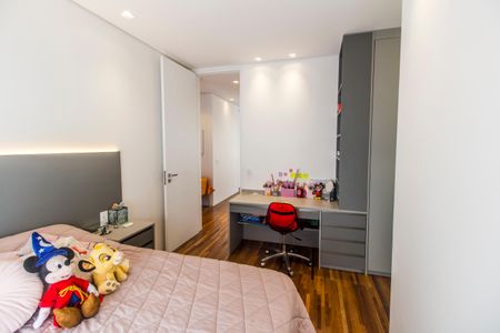 Casa de condomínio à venda com 349m², 4 quartos e 4 vagas Casa de condomínio à venda com 349m², 4 quartos e 4 vagasSuíte 2