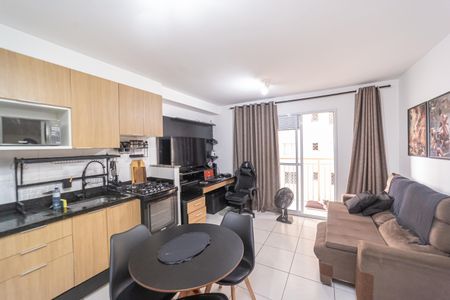 Sala/Cozinha e Área de Serviço de apartamento para alugar com 1 quarto, 37m² em Vila Penteado, São Paulo