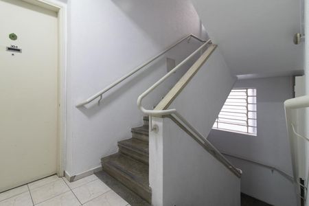 Apartamento à venda com 34m², 1 quarto e sem vaga Apartamento à venda com 34m², 1 quarto e sem vagaEscada