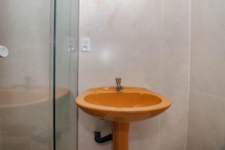 Banheiro de kitnet/studio para alugar com 1 quarto, 35m² em Petrópolis, Porto Alegre