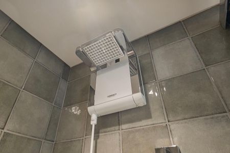 Banheiro de kitnet/studio para alugar com 1 quarto, 24m² em Pinheiros, São Paulo