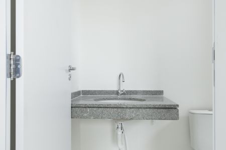 Banheiro de apartamento para alugar com 1 quarto, 27m² em Pinheiros, São Paulo