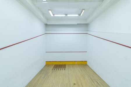 Apartamento para alugar com 120m², 3 quartos e 2 vagas Apartamento para alugar com 120m², 3 quartos e 2 vagasÁrea comum - Quadra de Squash