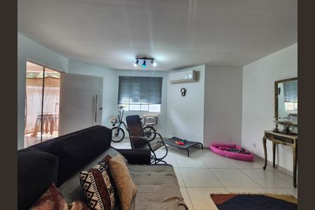 Sala  de casa de condomínio à venda com 3 quartos, 200m² em Vargem Grande, Rio de Janeiro