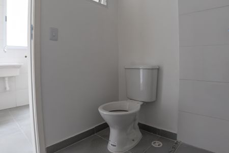 Banheiro de apartamento à venda com 2 quartos, 50m² em Vila Carmosina, São Paulo