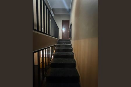 Casa para alugar com 218m², 3 quartos e 2 vagas Casa para alugar com 218m², 3 quartos e 2 vagasEscada