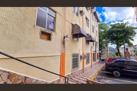 Apartamento à venda com 57m², 2 quartos e 1 vagaFachada do bloco com placa