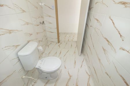 Casa para alugar com 55m², 2 quartos e 3 vagas Casa para alugar com 55m², 2 quartos e 3 vagasBanheiro