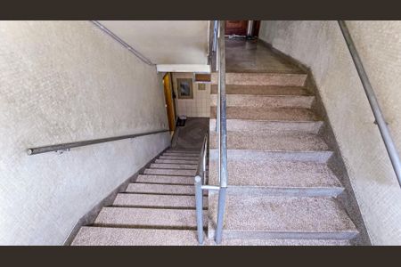 Apartamento para alugar com 62m², 2 quartos e 1 vaga Apartamento para alugar com 62m², 2 quartos e 1 vagaEscada