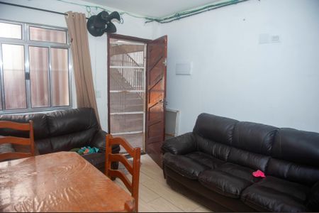 Sala de apartamento para alugar com 2 quartos, 45m² em Vila Arizona, Itaquaquecetuba