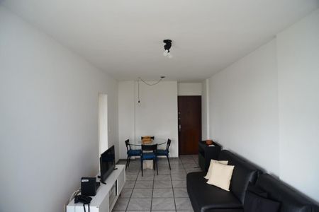 Sala de apartamento para alugar com 1 quarto, 55m² em Barra da Tijuca, Rio de Janeiro