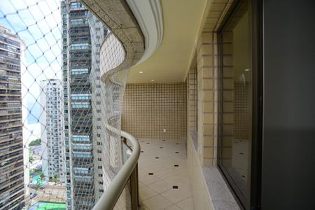 Apartamento para alugar com 115m², 3 quartos e 2 vagas Apartamento para alugar com 115m², 3 quartos e 2 vagasVaranda