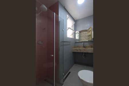 Banheiro de kitnet/studio para alugar com 1 quarto, 45m² em Gonzaga, Santos