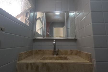 Banheiro de kitnet/studio para alugar com 1 quarto, 45m² em Gonzaga, Santos